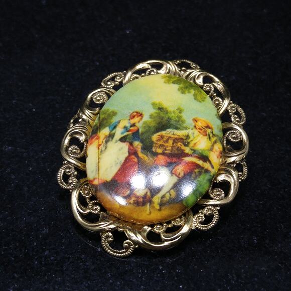 Vintage Western Germany Cameo Lucite Brooch, Filigree Gold Tone, 1960s - Picture 4 of 10